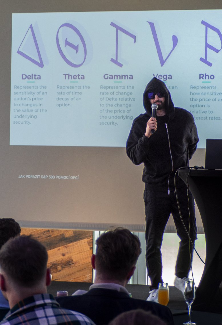 Nevěřil jsem, že budu někdy vystupovat na investiční konferenci. Nejsem ten typ. Ale nakonec se to nějak stalo. 😀

Jaká je esence takové konference? Ve finále jde jen o to, předat divákům hodnotu a pomoct jim v dosažení jejich cílů. A jestli u toho nosíte sako je vedlejší.