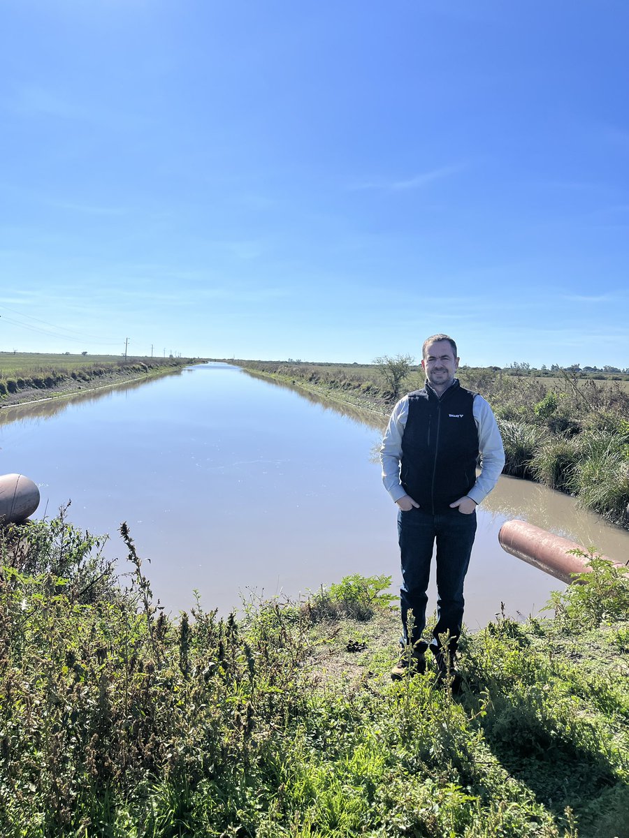 Mientras tanto por acá estuvimos hoy. Planificando el cambio de riego por manto tradicional a riego con pivot .