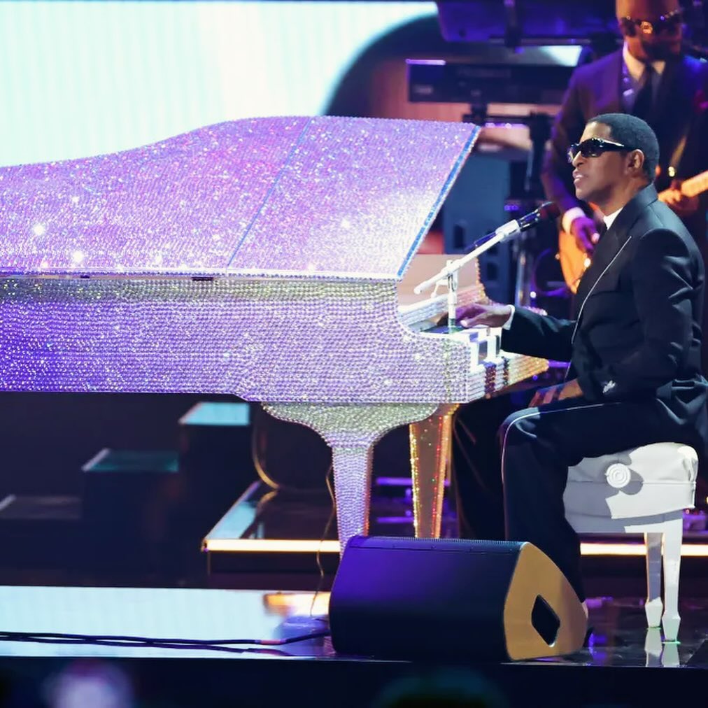 babyface's tweet image. What a night! 25 years of @BETAwards
@BET 🏆 It was an incredible honor to be called upon honoring one of our most successful multi-hyphenates.
Ultimate icon says everything.... @iamjamiefoxx you are truly one of one. Your speech was beautiful and inspiring.🐐
Sharing the stage…