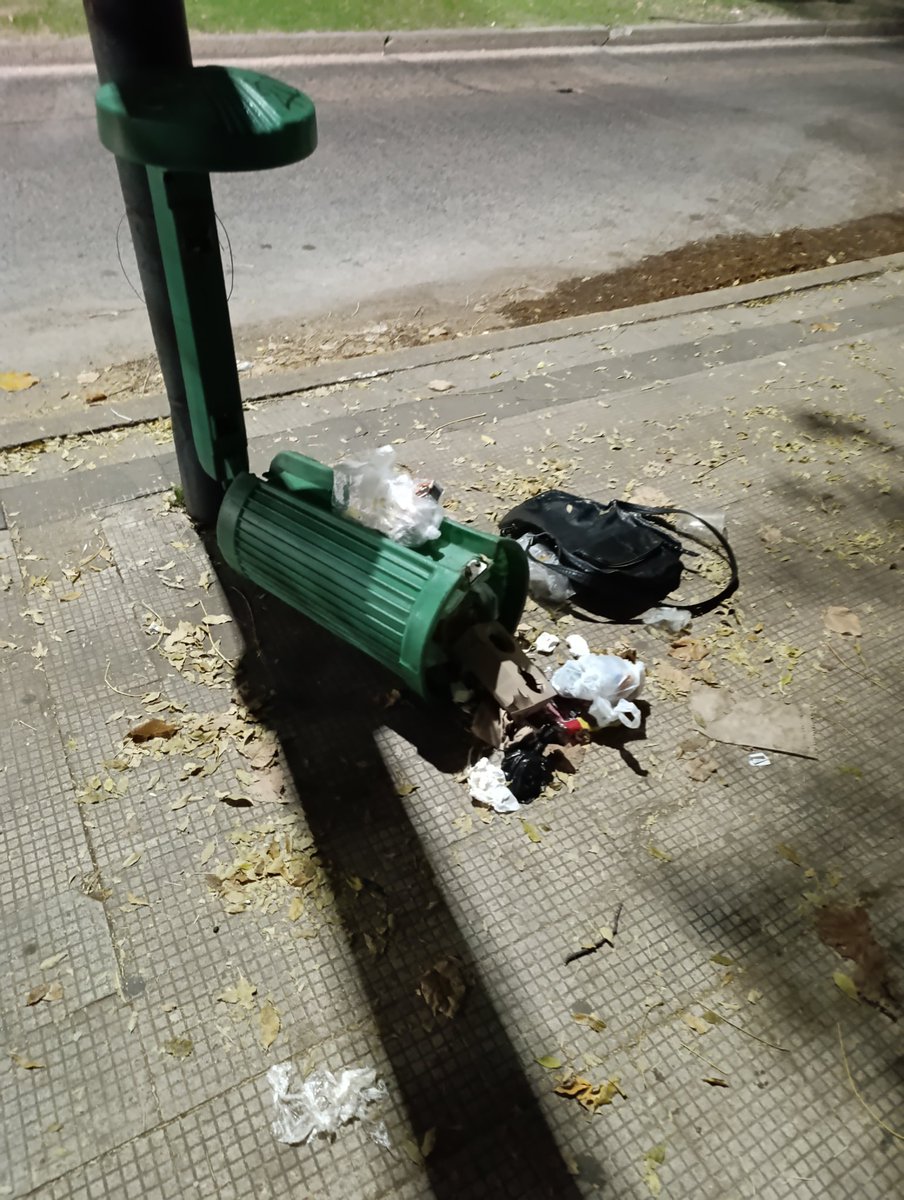Fabricio Moschettoni (@fmoschettoni) on Twitter photo #LaPlata Martes 21.30 Así está el Parque Saavedra en 68 entre 12 y 13. Los muchachos de Tito <a href="/Julio_Alak/">Julio Alak</a> siguen maltratando los espacios públicos. Son inútiles para todo. #LaPlata Martes 21.30 Así está el Parque Saavedra en 68 entre 12 y 13. Los muchachos de Tito <a href="/Julio_Alak/">Julio Alak</a> siguen maltratando los espacios públicos. Son inútiles para todo.