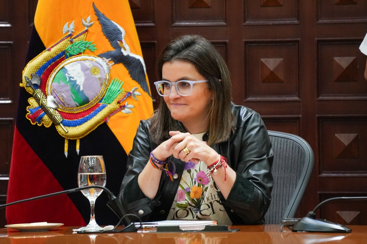 Vicepresidencia (@vice_ec) on Twitter photo En busca de cooperación internacional para fortalecer la agenda social que impulsa <a href="/Vice_Ec/">Vicepresidencia</a>, la vicepresidenta <a href="/mjpintoec/">María José Pinto 🇪🇨 Ecuador</a> recibió al embajador de 🇨🇦 <a href="/StephenBPotter/">Stephen Potter</a>.
Dialogaron sobre puntos de convergencia para articular una agenda de beneficio común.
🇪🇨 #MJPinto #ElegimosAvanzar En busca de cooperación internacional para fortalecer la agenda social que impulsa <a href="/Vice_Ec/">Vicepresidencia</a>, la vicepresidenta <a href="/mjpintoec/">María José Pinto 🇪🇨 Ecuador</a> recibió al embajador de 🇨🇦 <a href="/StephenBPotter/">Stephen Potter</a>.
Dialogaron sobre puntos de convergencia para articular una agenda de beneficio común.
🇪🇨 #MJPinto #ElegimosAvanzar