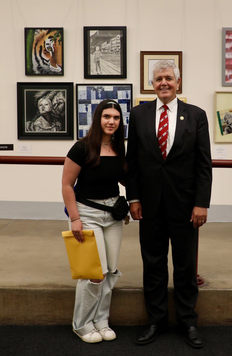 RepBentz's tweet image. Congratulations to Talula Heckendorf, a student from Phoenix High School in Oregon’s Second Congressional District, for winning this year’s Congressional Art Competition with her outstanding piece, “Man Walking Through an Alaskan Town.”

Her artwork will be proudly displayed in…