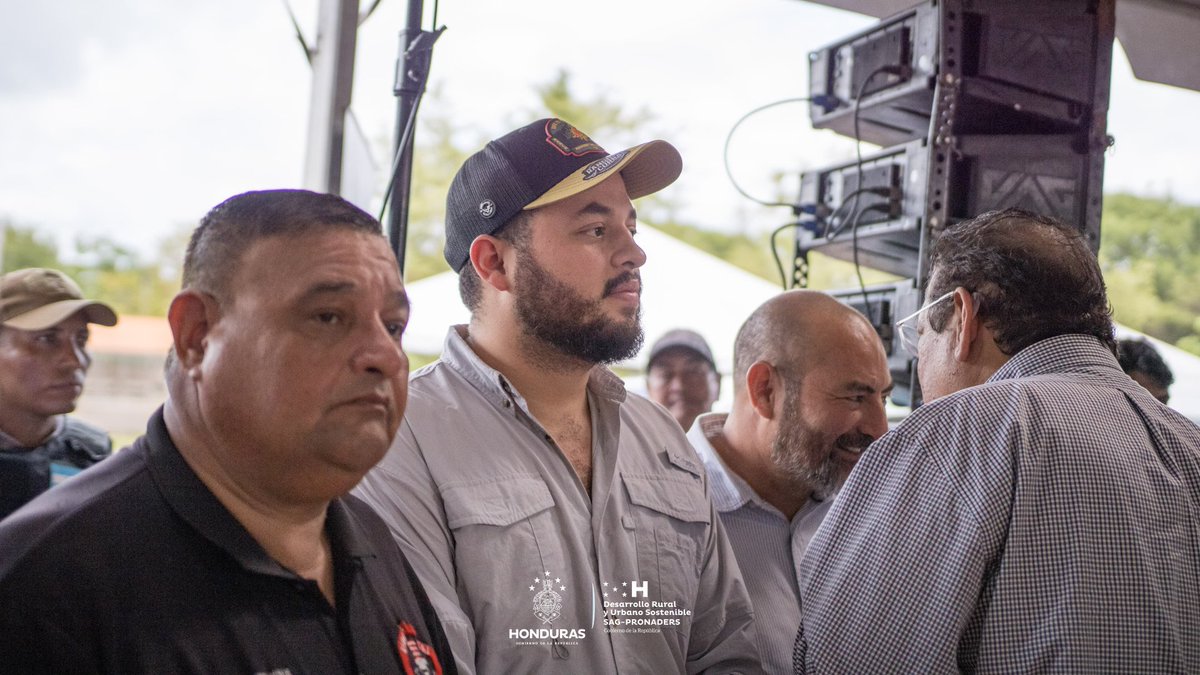 pronaders_hn's tweet image. Que articula #SAG_PRONADERS, cuyo titular, @Diego_Umanzors, acompañó el acto, subrayando el dinamismo con que se cultiva una nueva ruralidad productiva, y con rostro humano. 🌱🤝🇭🇳

📍 Catacamas, Olancho

#UnidosPorElAgro