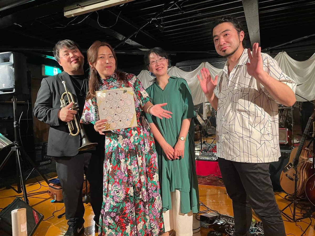 ツアー千秋楽Salon East 秋田横手！満場のお客様と共に盛り上がりました！東京からも色紙をもって新潟山口、福岡と広島とサライブに来てくれた仲間も！感動でした！
各地で20周年記念ねお祝いをしていただきました🙏😭🎂20年沢山の方にサポートして頂き続けてこれました。本当に有難うございます😭🙏