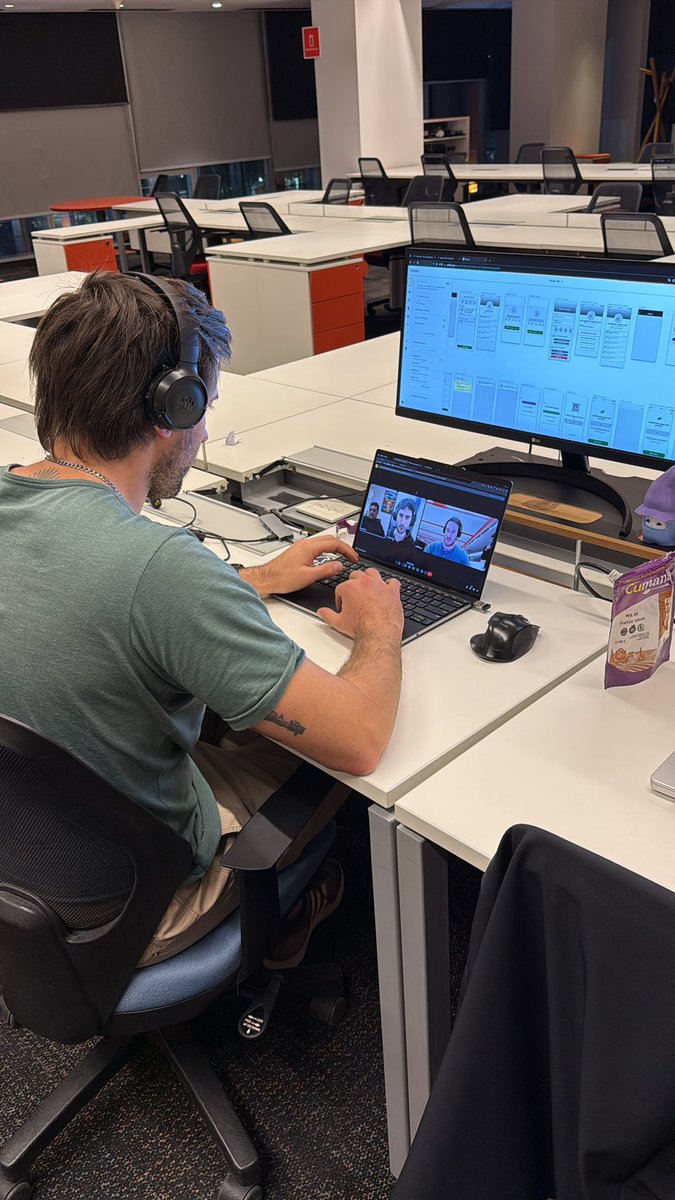 Ultimando unos detallitos y sale. Se alargó más de lo esperado