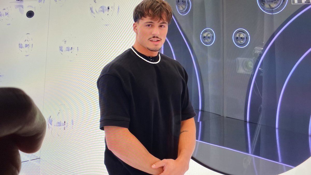 Demain matin le Damien va se réveiller sans accent, tout le monde va voir flou 🤣🤣 #SecretStory