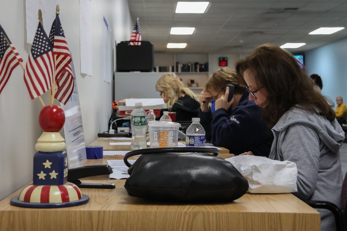 Our volunteers in HQ are working nonstop, turning out every voter until the very last second. 

Polls close at 8pm — GO VOTE!