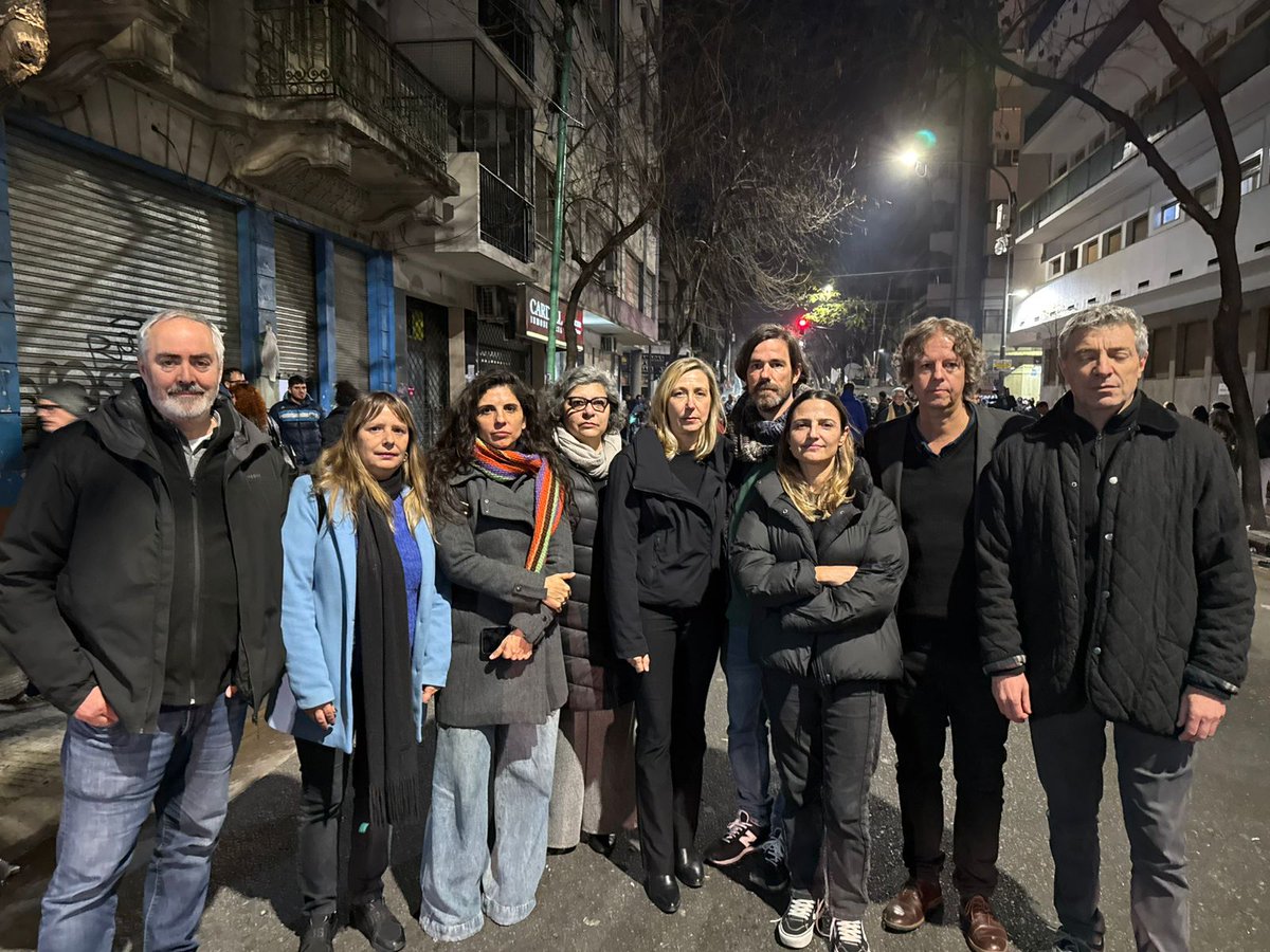 El <a href="/Fte_Izquierda/">Frente de Izquierda Unidad</a>, presente en la sede del PJ contra la proscripción política de Cristina Kirchner.