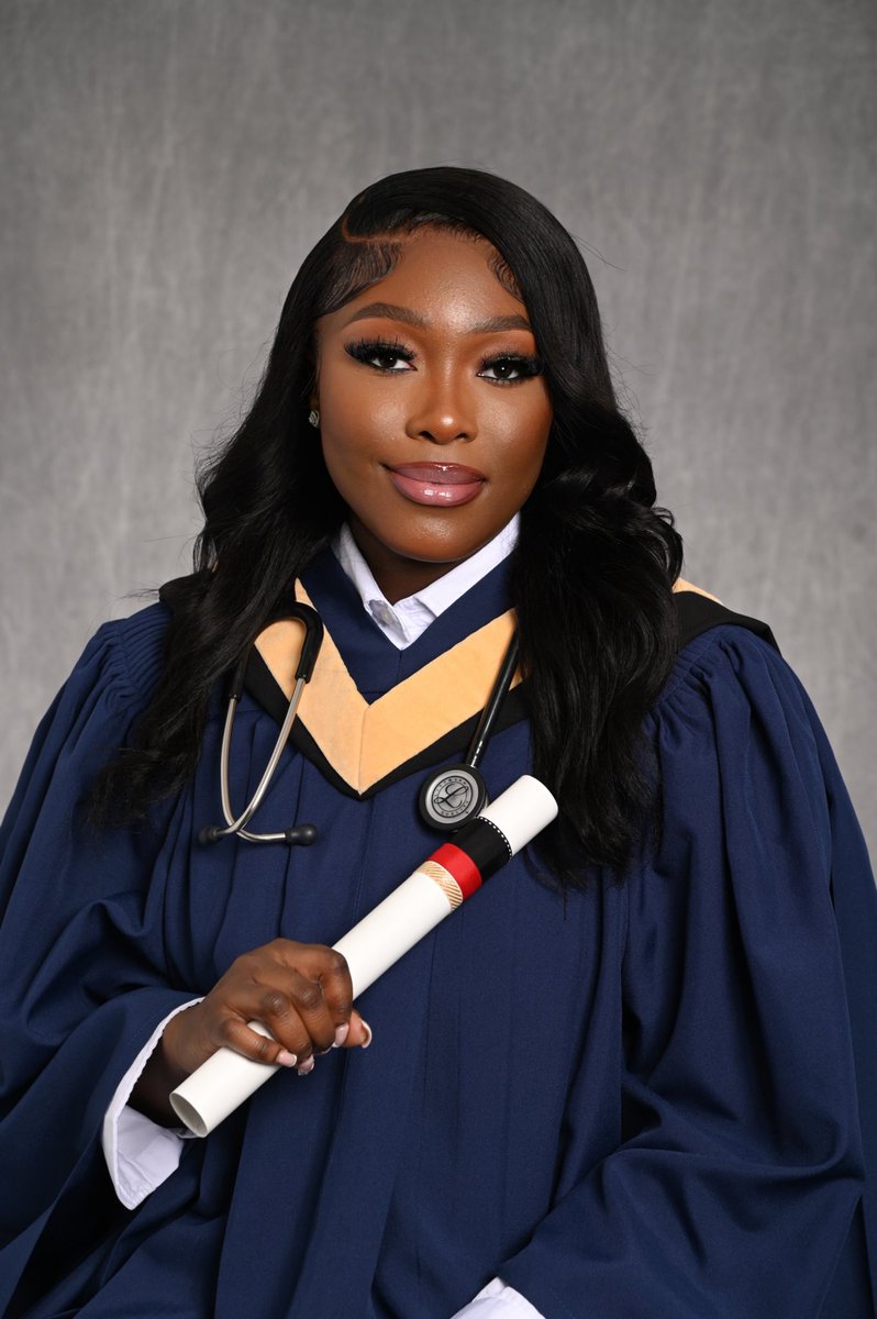 chelseaafiaa's tweet photo. Psalms 28:7 . I FINALLY WALKED ACROSS THE STAGE 🤍 https://t.co/ZYO8pMi9o9
