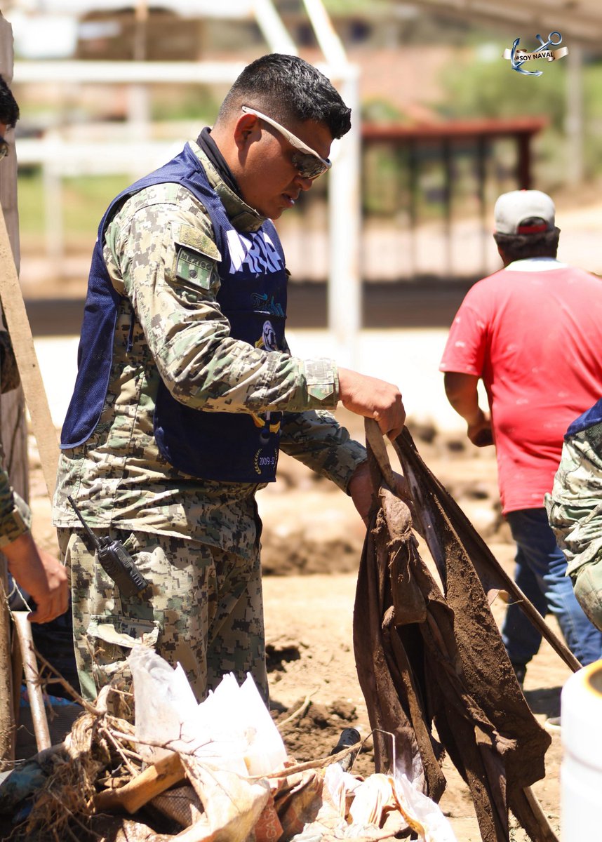 Porque el #PoderNaval radica en quienes conformamos con valor, sacrificio y determinación una fuerza al servicio de la Patria, brindamos apoyo y seguridad en la localidad de Ajolotla, #Chignahuapan, tras las afectaciones por las fuertes lluvias.

Una #Marina hecha a la medida de