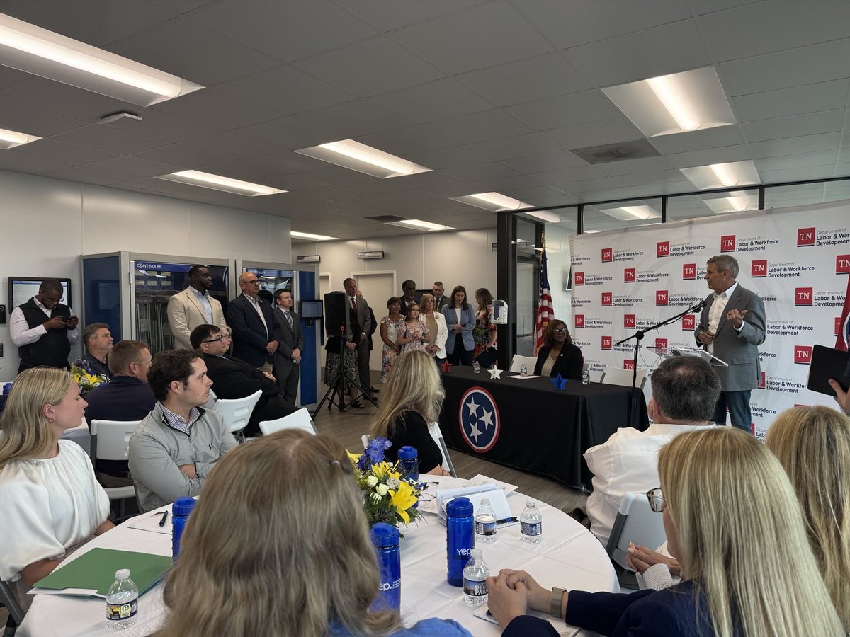 Today, I signed Executive Order 109 to ensure TN continues leading the nation in workforce development.

Thanks to <a href="/Jobs4_TN/">TN Dept of Labor & Workforce</a> for showcasing opportunities for young Tennesseans through the Youth Employment Program in Knoxville &amp; across TN.

Read more here: tn.gov/governor/news/…