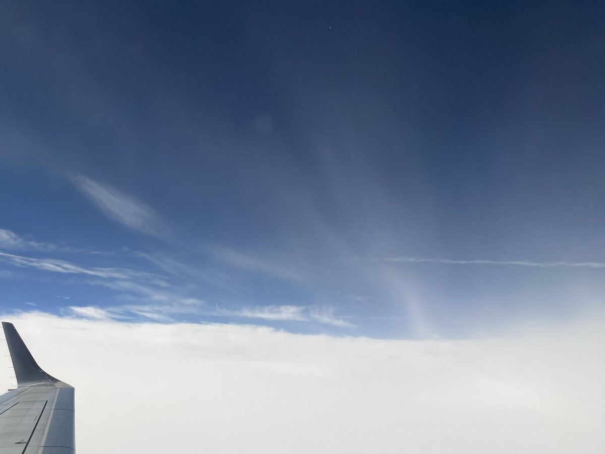 諸々の事情で急遽フライトへ。
大雨の空の上はこの青空。
悩んでることの上にはきっとこんな感じ。