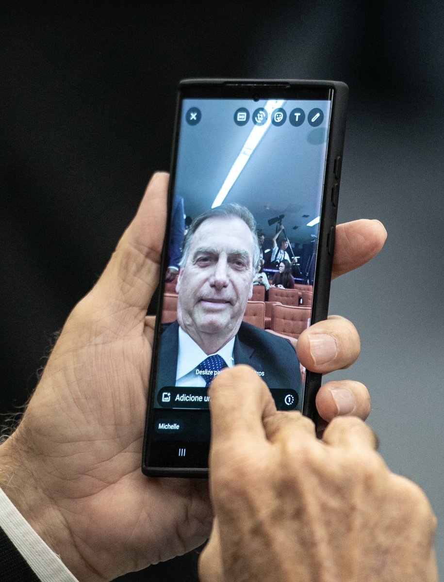 brefsc's tweet photo. Jair Bolsonaro manda selfie para Michelle e ela responde “meu gato”. https://t.co/2ZLmtKefzA