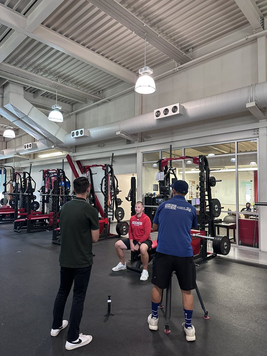 ___saavvv's tweet image. Preparation for the fall is more than just on the field work 🏈
@DylanMorganTV came by for a chat with @FresnoStateFB head strength coach & Director of Sports Nutrition to catch up on how the ‘Dogs are training, fueling and preparing their bodies this offseason 💪🍴