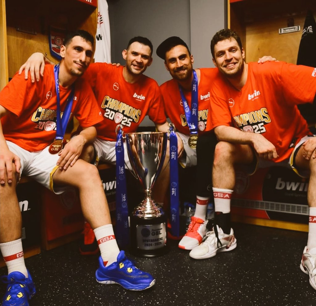 Κάποιοι παρατήσαμε το μπάσκετ γιατί μας κέρδισαν τα ξενύχτια 

Ο Μιλουτίνοφ πραγματοποίησε το 2/2

Για πάντα εδώ μπράτε 🔴⚪️

ΥΓ: Αφήστε τις αρκάντιες, αύριο καίγεται η παραλιακή 😂💯

#OlympiacosBC