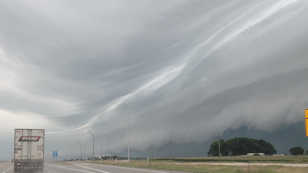 IntrospectivSpy's tweet image. Beautiful wall cloud formation over central Texas earlier today.