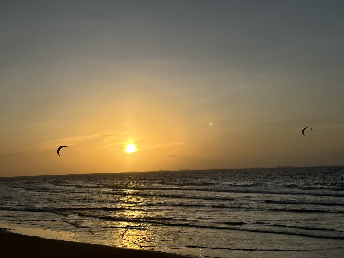 mubarackmaluf's tweet photo. Boa noite, ludovicenses. Vejam esse pôr do sol a dois graus ao sul da Linha do Equador. https://t.co/0DPeXdyPOE