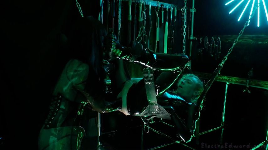 VID SOLD! Double Fisting From Miss Patricia 🔥 Check it out! manyvids.com/Video/2740660/… #MVSales @manyvids