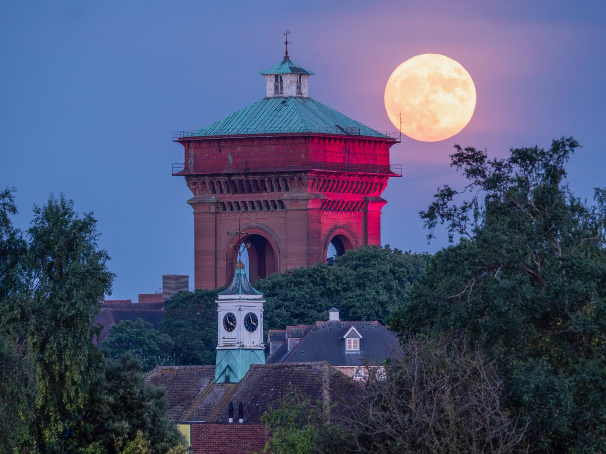 Brilliant photographer and friend of #Jumbo Mike Pountney has sent us this stunning image of Jumbo which he took tonight. Thank you so much Mike. #StrawberryMoon 
Check out Mike’s images on Instagram @mike.pountney