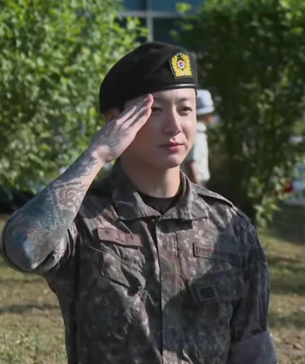 Jungkook is OFFICIALLY back!!!

JUNGKOOK IS BACK
#WelcomeBackJungkook
#StillHereForJungkook