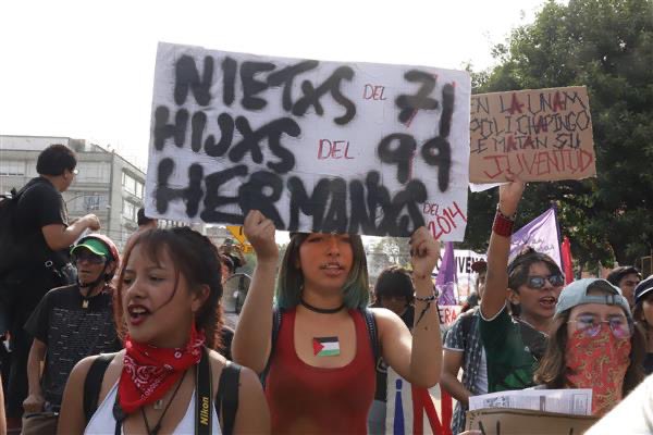 article19mxca's tweet photo. 📢 El 10 de junio de 1971, el grupo paramilitar, “Los halcones”, reprimió violentamente y asesinó a más de 100 personas durante una protesta estudiantil

A 54 años del #Halconazo, permanecen la exigencia de justicia, derecho a la verdad y a la no repetición

📸 Fotos: ARTICLE 19 https://t.co/kEiYqjN95F