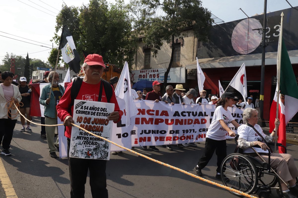article19mxca's tweet photo. 📢 El 10 de junio de 1971, el grupo paramilitar, “Los halcones”, reprimió violentamente y asesinó a más de 100 personas durante una protesta estudiantil

A 54 años del #Halconazo, permanecen la exigencia de justicia, derecho a la verdad y a la no repetición

📸 Fotos: ARTICLE 19 https://t.co/kEiYqjN95F