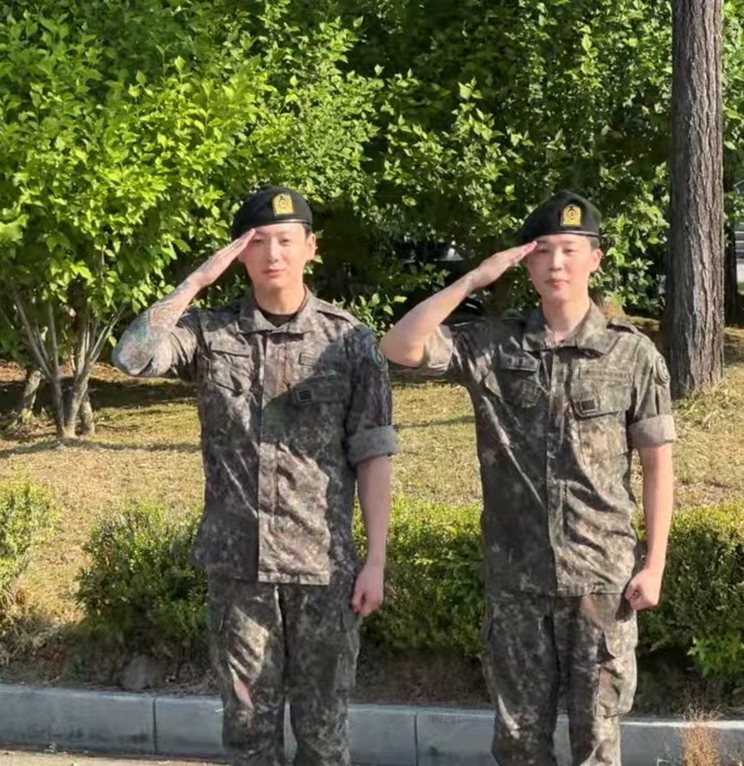 ExercitusInvict's tweet photo. Hace 18 meses un 12 de Diciembre del 2023 se enlistaron juntos para cumplir su Servicio Militar, el día de hoy 11 de Junio del 2025 finalmente juntos nuevamente regresan después de completar su SM. JUNGKOOK Y JIMIN  están de regreso 💖 han sido dados de baja OFICIALMENTE 😭↓↓ https://t.co/QpAKHGKIsQ