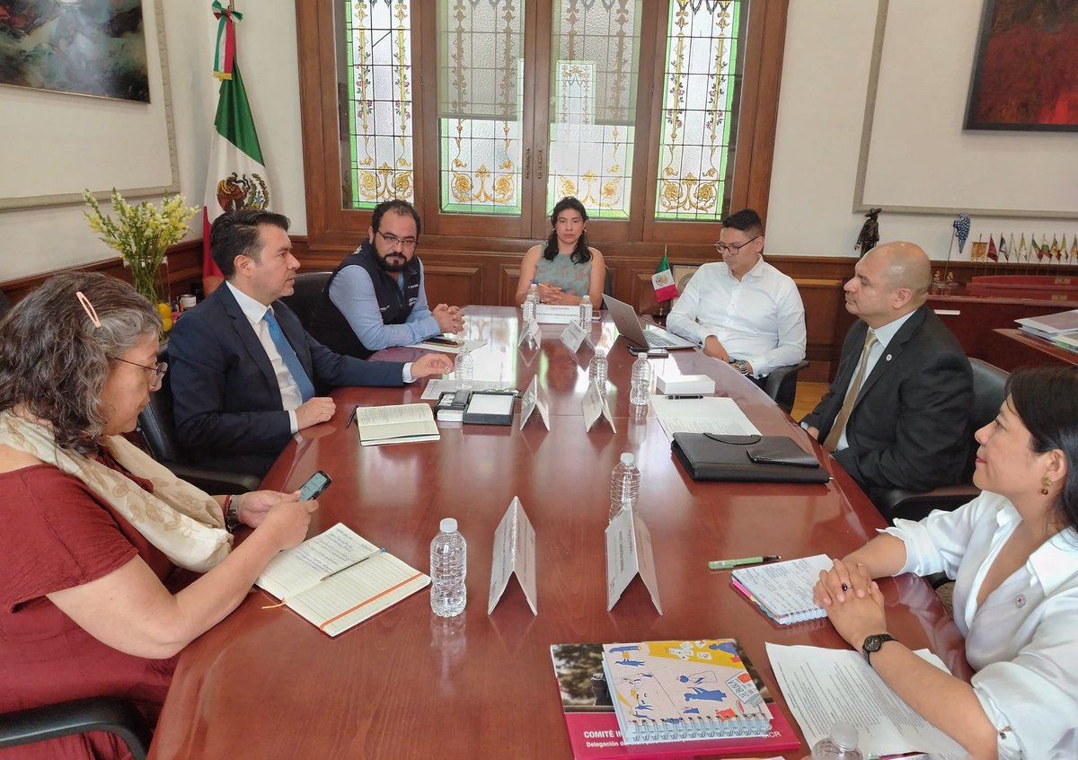 Para fortalecer la coordinación interinstitucional y la cooperación internacional, sostuvimos una reunión de trabajo con <a href="/MRamirezCICR/">Miguel Ramírez</a> y Jannet Carmona, ambos de <a href="/CICR_DRMX/">CICR México y América Central</a>.

También nos acompañaron la comisionada nacional de <a href="/Busqueda_MX/">Comisión Nal. de Búsqueda Mx</a>, Teresa Guadalupe Reyes; así como