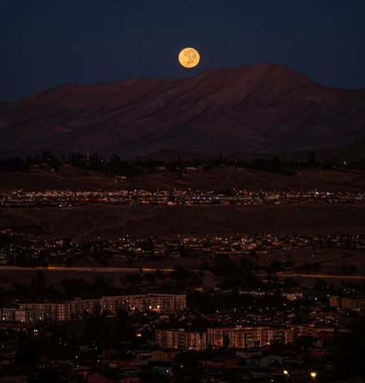 Luna Llena sobre Vallenar, Región de Atacama, Chile.
