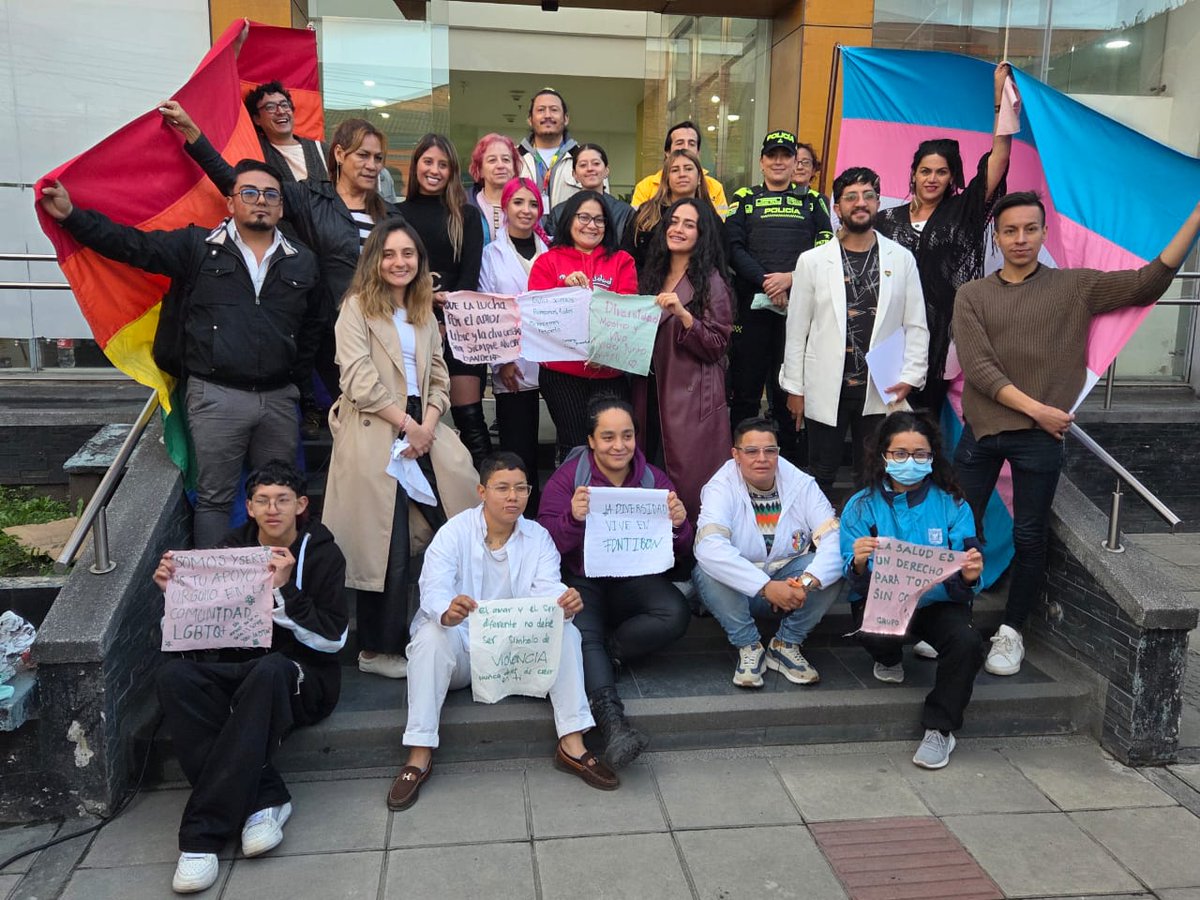 SubLGBTI's tweet image. 🏳️‍⚧️🏳️‍🌈 En la localidad de Fontibón se izaron las banderas LGBTI y Trans en conmemoración del Mes del Orgullo. El acto contó con la participación del Subdirector Local de Integración Social, el Consejo Consultivo Local LGBTI, la UTA Local, lideresas, líderes y ciudadanía.

Este…