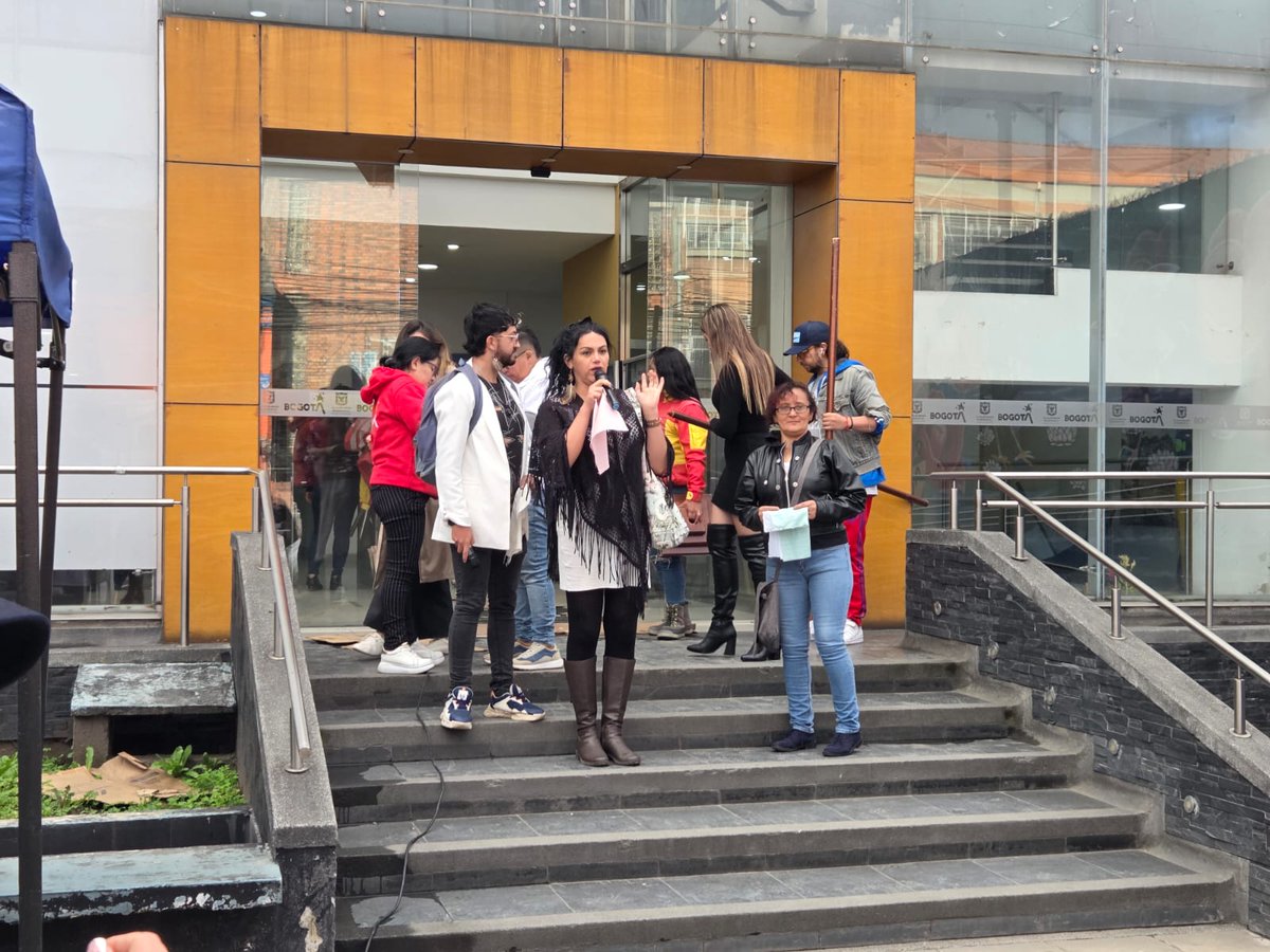 SubLGBTI's tweet image. 🏳️‍⚧️🏳️‍🌈 En la localidad de Fontibón se izaron las banderas LGBTI y Trans en conmemoración del Mes del Orgullo. El acto contó con la participación del Subdirector Local de Integración Social, el Consejo Consultivo Local LGBTI, la UTA Local, lideresas, líderes y ciudadanía.

Este…