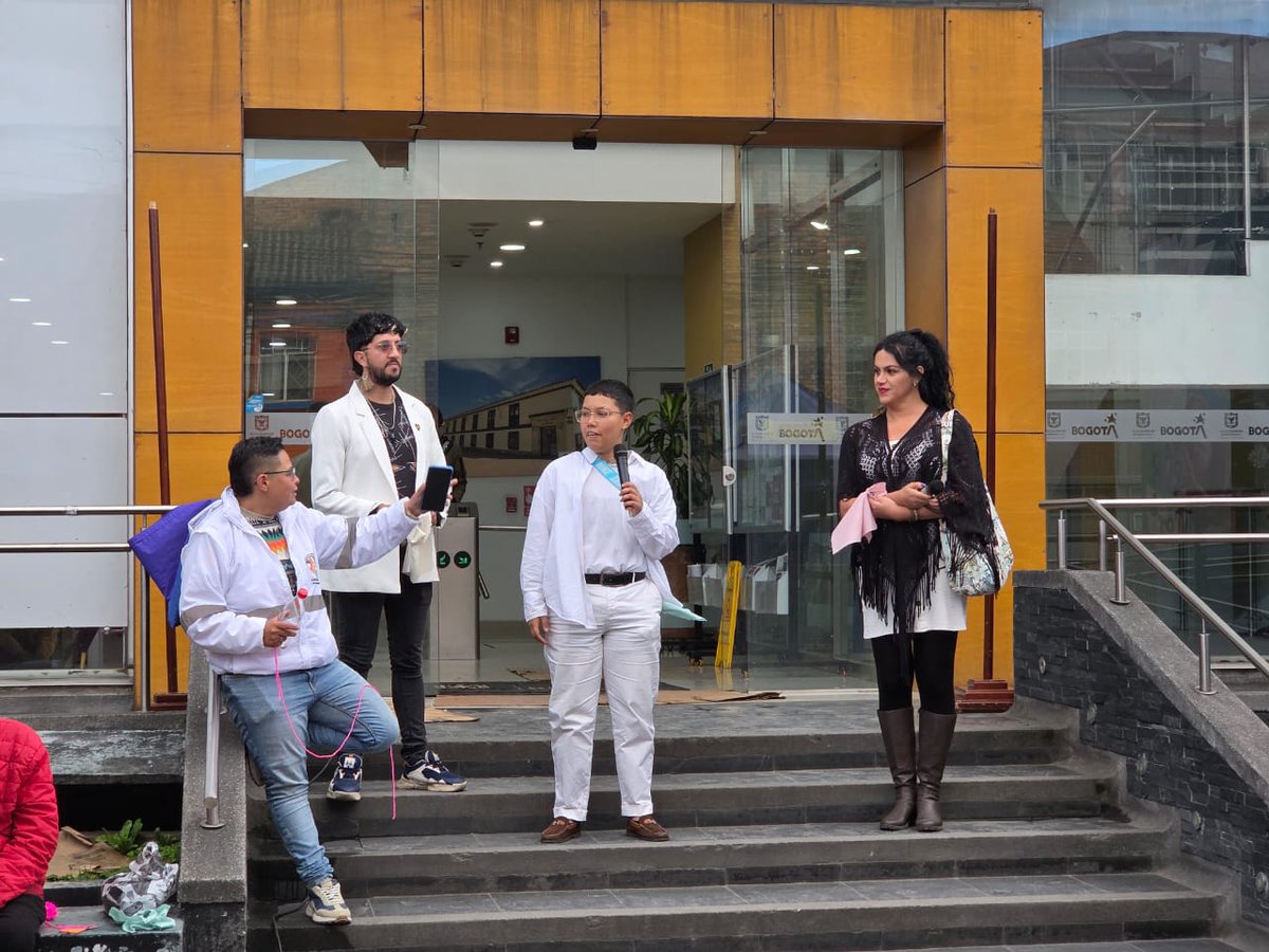 SubLGBTI's tweet image. 🏳️‍⚧️🏳️‍🌈 En la localidad de Fontibón se izaron las banderas LGBTI y Trans en conmemoración del Mes del Orgullo. El acto contó con la participación del Subdirector Local de Integración Social, el Consejo Consultivo Local LGBTI, la UTA Local, lideresas, líderes y ciudadanía.

Este…