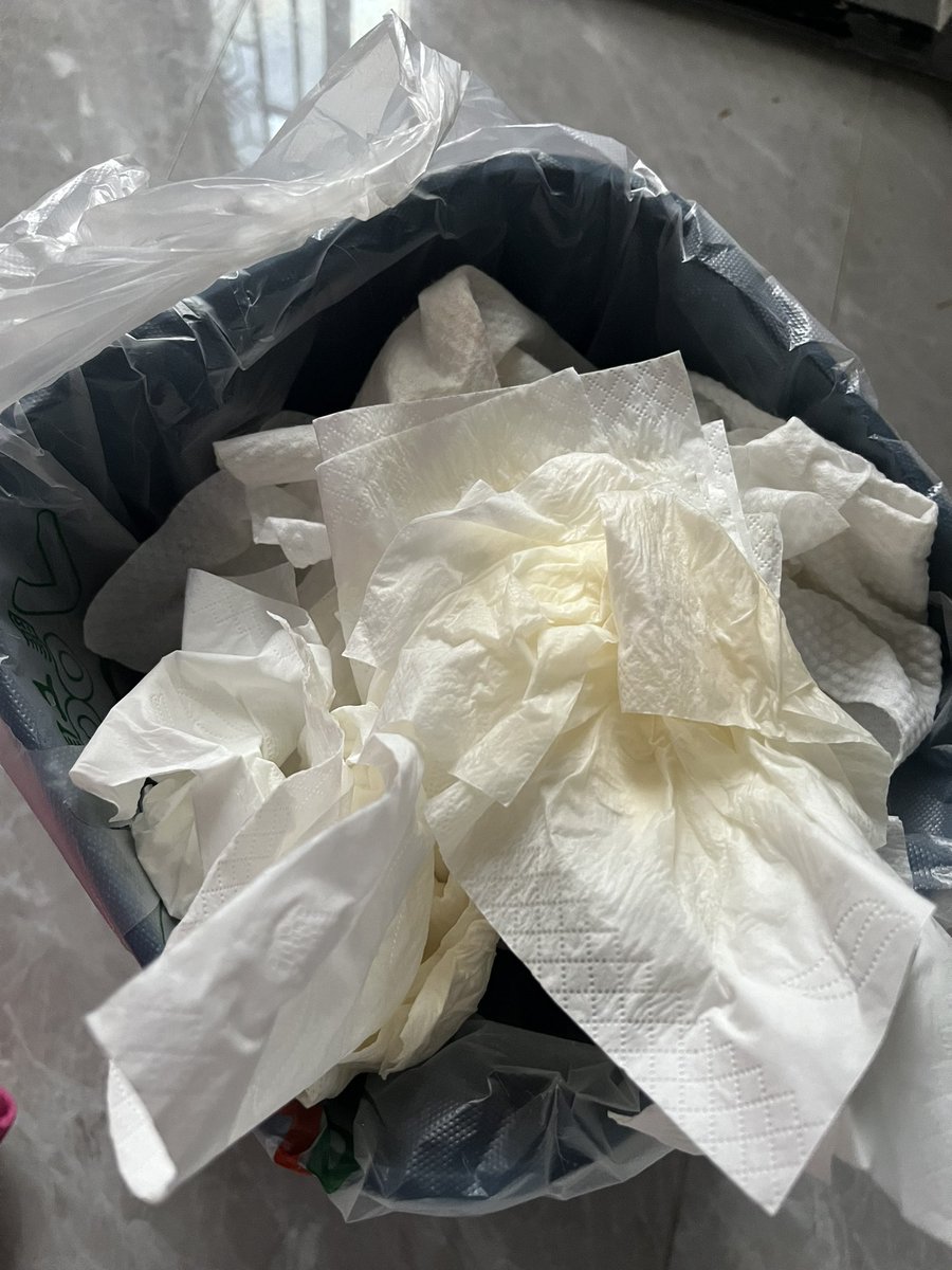 垃圾桶又满咯，满满一桶擦逼纸