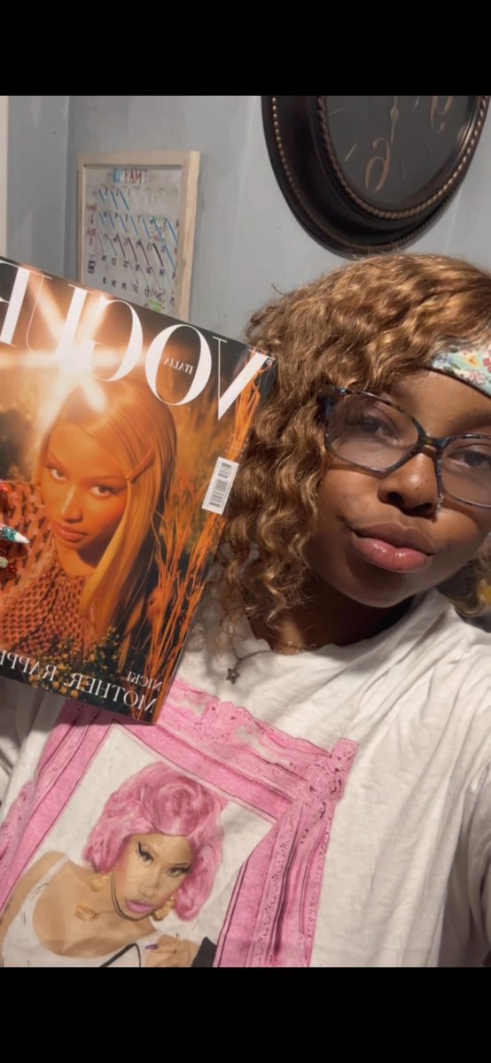 xbarbzminaj's tweet image. w, vogue, cosmo, I GOT ISSUES. 

had to snap some selfies w my magazine too🎀 #NickiVogue #VogueItalia 🩷
