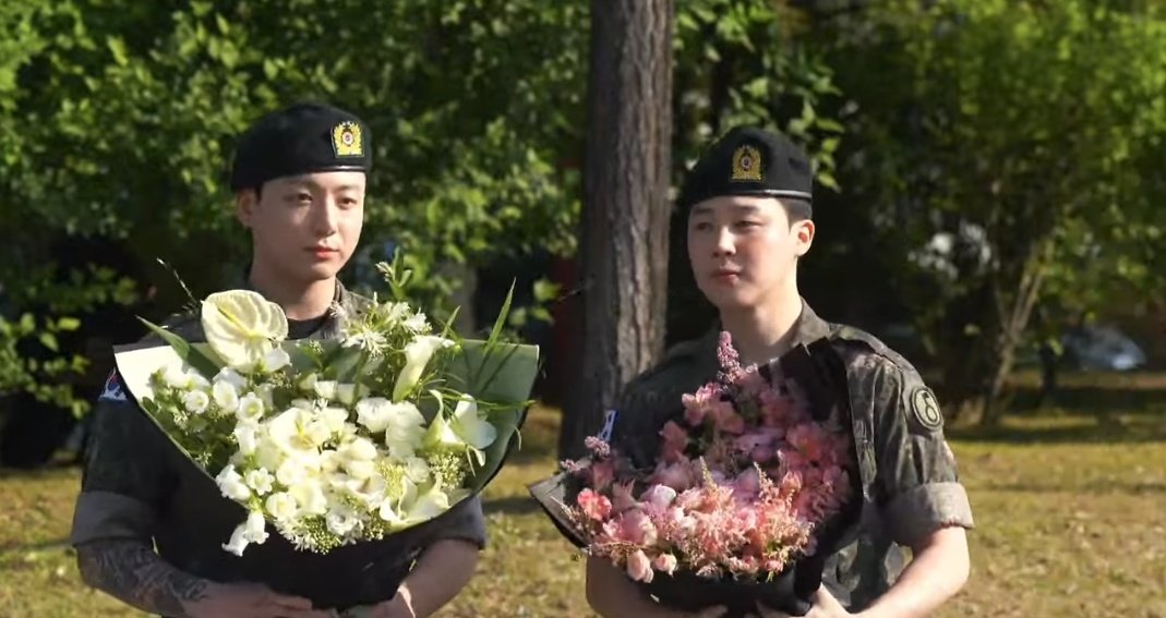 لپای جیمین چه گل انداخته بوددددد🥹🤏🏻

JIMIN IS COMING
JIMIN RETURNS TODAY
JUNGKOOK IS COMING BACK 
JUNGKOOK RETURNS TODAY
#WelcomeHomeJungkook 
#WelcomeHomeJimin
