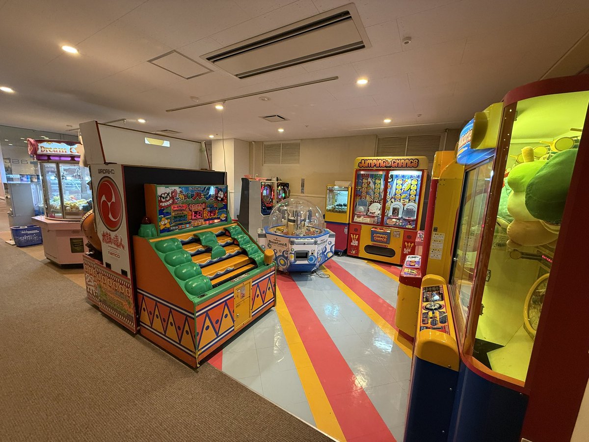 CeleronT3000's tweet image. 今晩のゲームコーナー
太鼓14とマリカAC2など、NEWUFOキャッチャーも有り。
#レトロアーケード　#宿ゲームコーナー