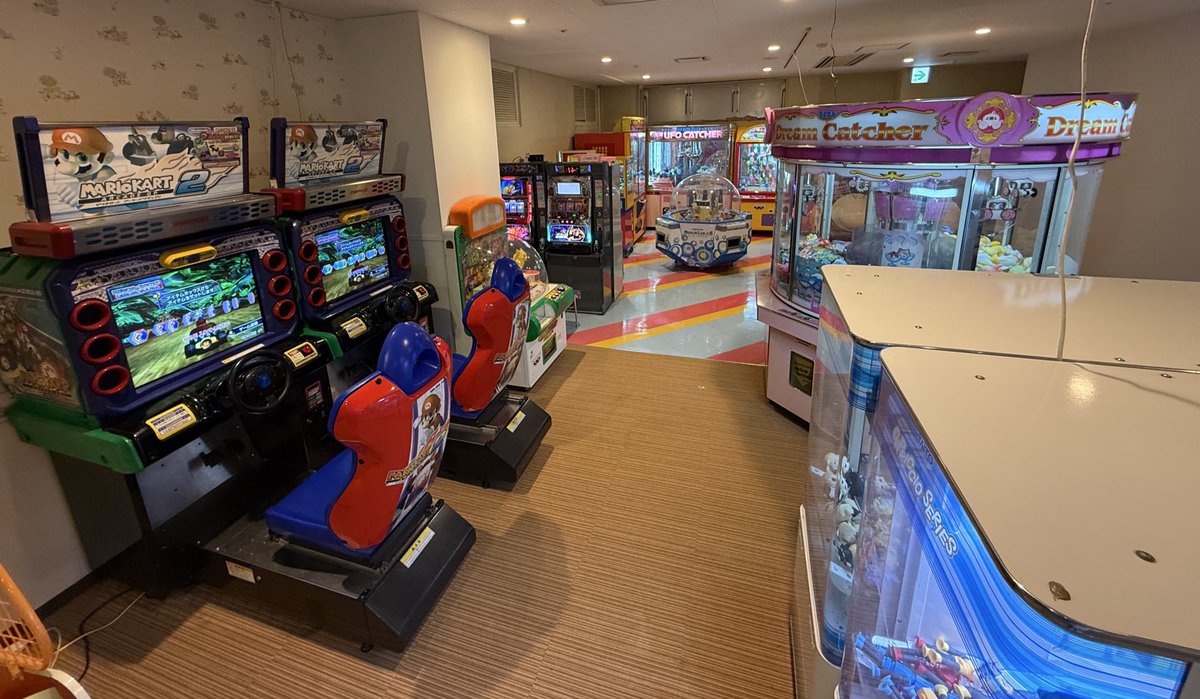 CeleronT3000's tweet image. 今晩のゲームコーナー
太鼓14とマリカAC2など、NEWUFOキャッチャーも有り。
#レトロアーケード　#宿ゲームコーナー