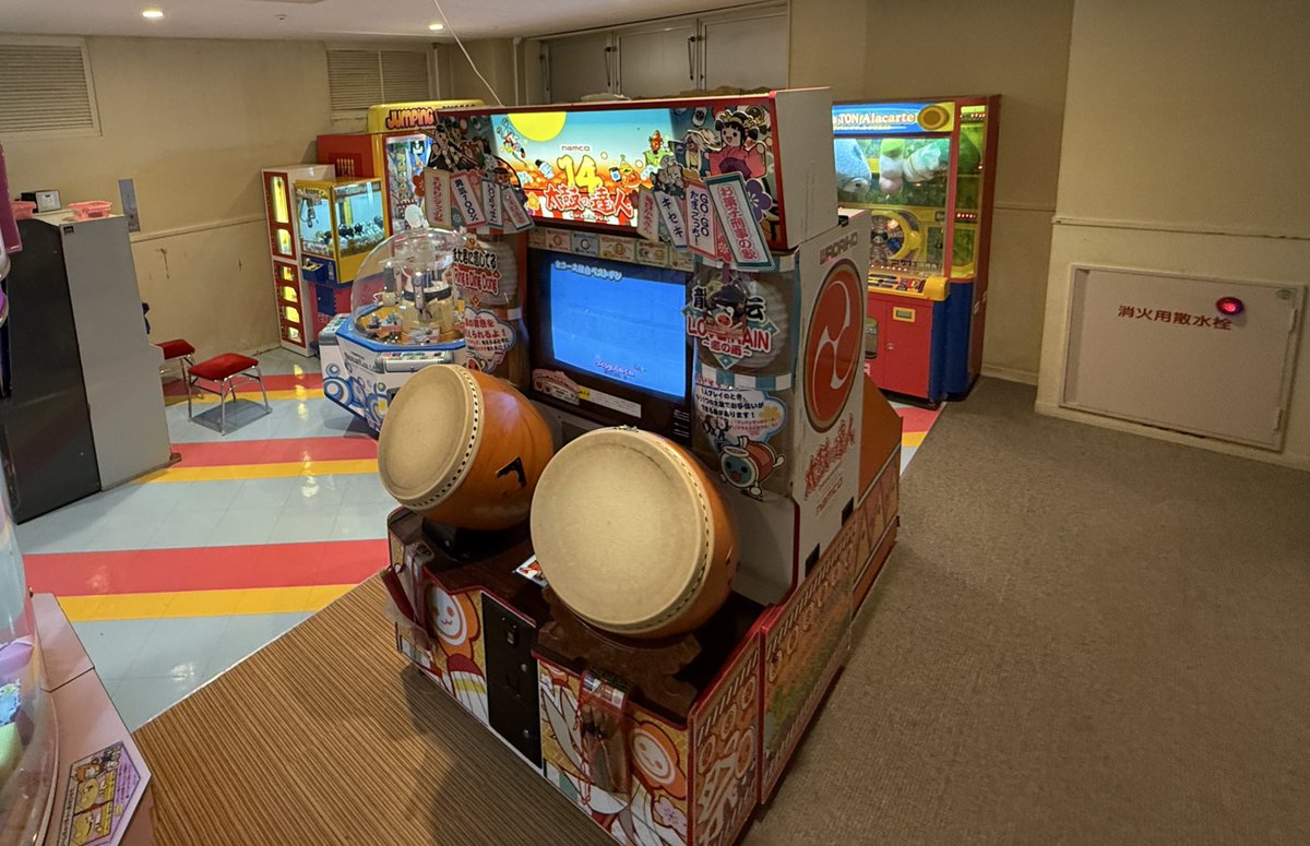 CeleronT3000's tweet image. 今晩のゲームコーナー
太鼓14とマリカAC2など、NEWUFOキャッチャーも有り。
#レトロアーケード　#宿ゲームコーナー