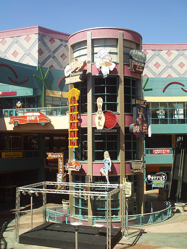 LVA_Tweet's tweet photo. Question of the Day- Why Has Neonopolis Been Such a Failure? https://t.co/0j4vTEN2mW #lva #qod #lasvegas #vegas #downtownvegas #fremontstreet #neonopolis https://t.co/nM3KocrwRS