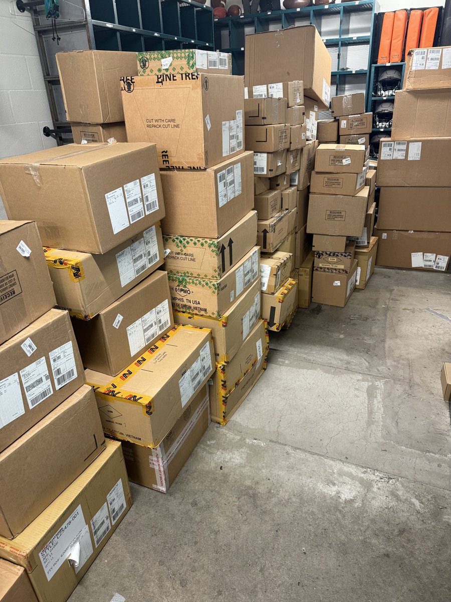 PortlandStateEQ's tweet photo. First round of boxes for the summer! #boxseason https://t.co/OgYz2sxBiK