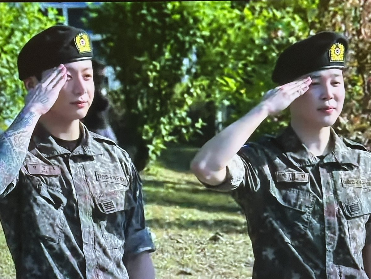 お帰りー！！グクミン！
お疲れ様でした！😭😭😭
転役おめでとう！