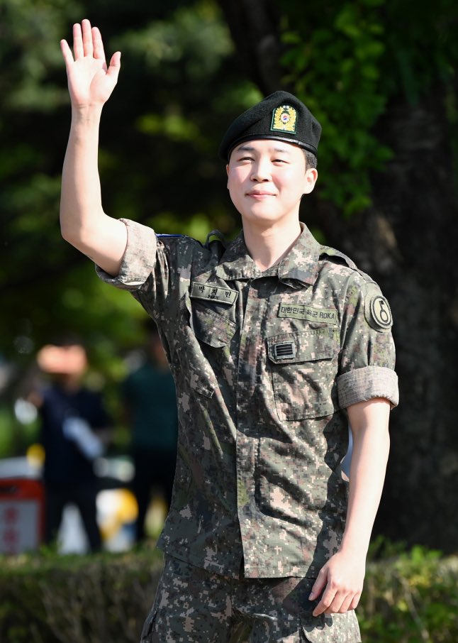 btspicstwt_'s tweet photo. [📸 PHOTOS] 

#Jimin official Military Discharge (1)

JIMIN IS COMING
JIMIN RETURNS TODAY
JUNGKOOK IS COMING BACK 
JUNGKOOK RETURNS TODAY
#WelcomeHomeJungkook 
#WelcomeHomeJimin https://t.co/bCW1MmXMrr