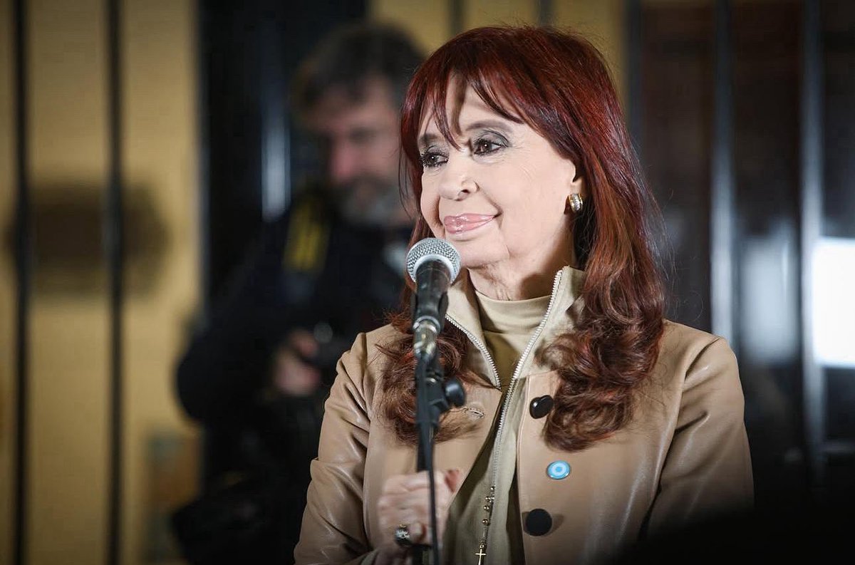 La fuerza de Cristina. No la pudieron comprar, no la pudieron quebrar, no la pudieron matar; ahora no la quieren en libertad, quieren avanzar con sus mascotas del poder. Se olvidan que el pueblo no olvida a quien no lo traiciona.  ❤️
