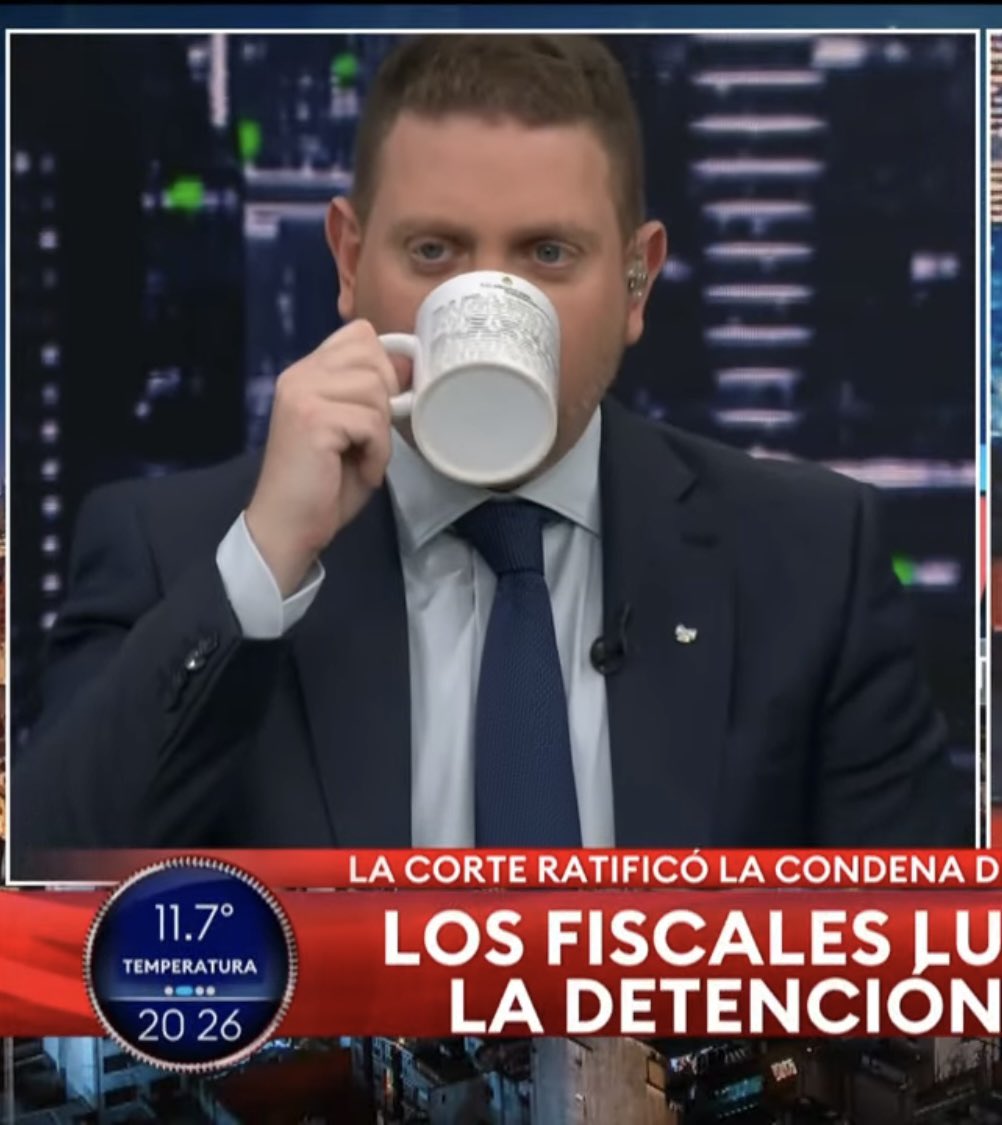 Tiene la taza con la condena a CFK y después nos quieren hacer creer que no hacen periodismo militante.