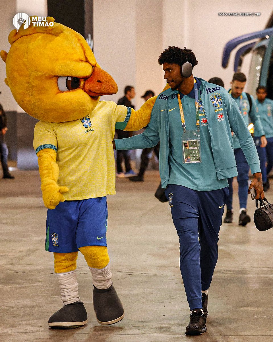 MeuTimao's tweet photo. Canarinho Pistola 🤝 Hugo Souza https://t.co/S6YAwIjAmo