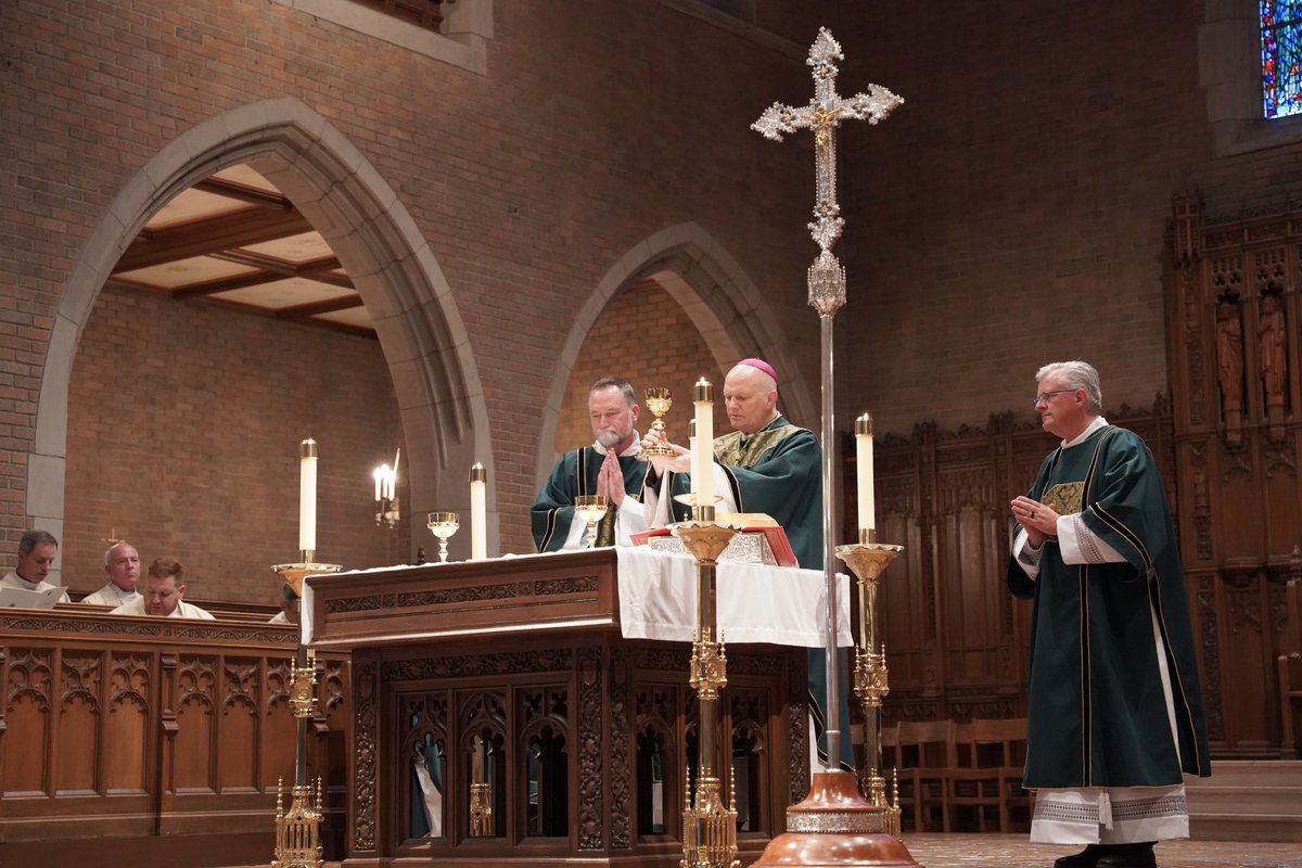 DetArchbishop's tweet image. At today’s Jubilee Mass, we honored 40 priests celebrating a combined 2,028 years of ministry. Among them, Archbishop Emeritus Vigneron marks 50 years of faithful service. Thank you, brothers, and may the Lord who called you continue to bless your ministry.