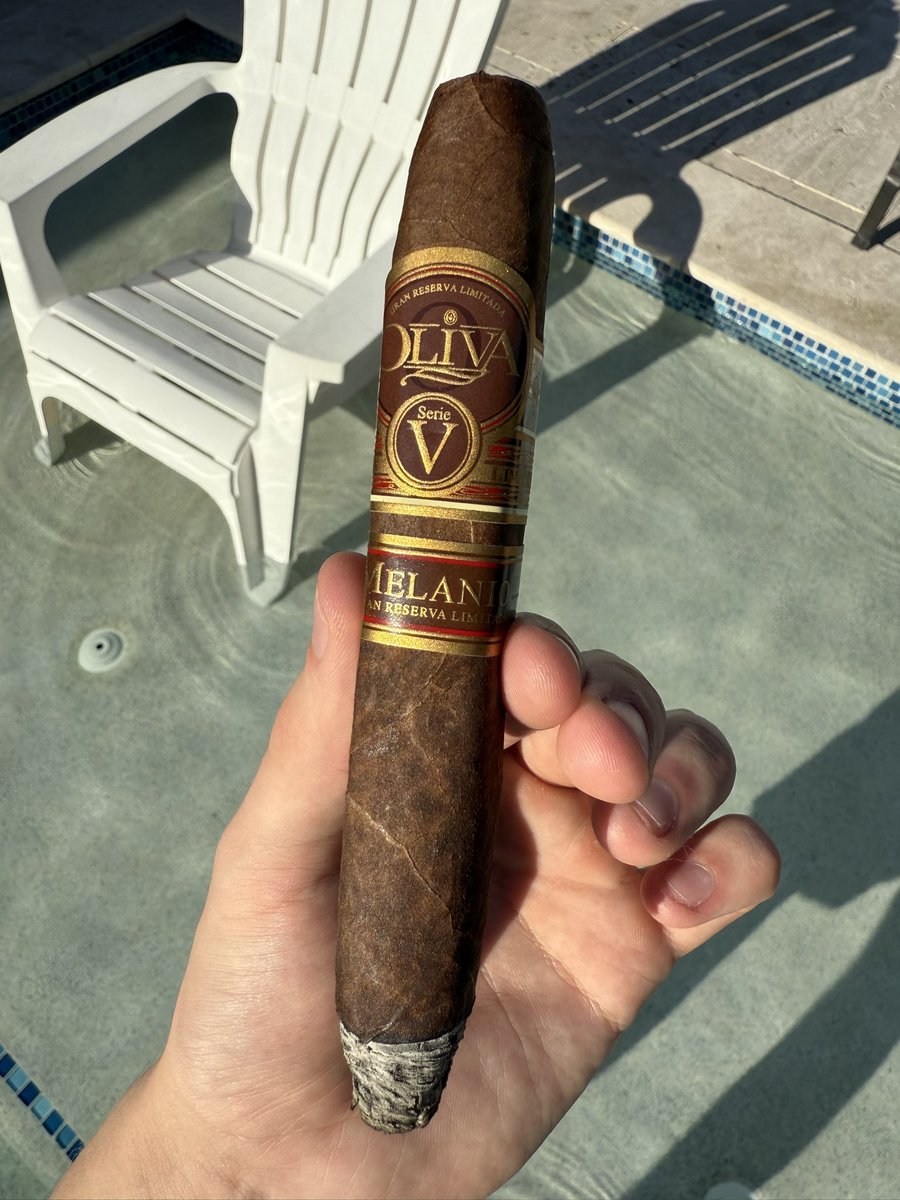 psiperion's tweet photo. The Oliva Serie V Melanio Figurado, one of my favorite Olivas providing me some much needed unwinding and relaxation after a long day.
#SelfCare #Lifestyle #Cigar https://t.co/YEiaQzgItd