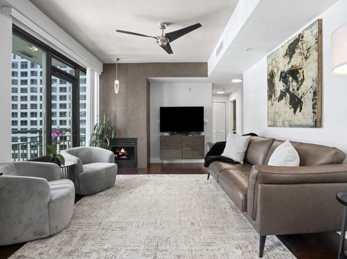 Check out this Modern Charm by the Bay listed by Stay San Diego DRE #01822066

This elegant one-bedroom, one-bathroom unit exudes an air of quiet sophistication, with elevated furnishings and a refined color palette of earthy neutrals. 

staysandiego.net/rentals/europe…