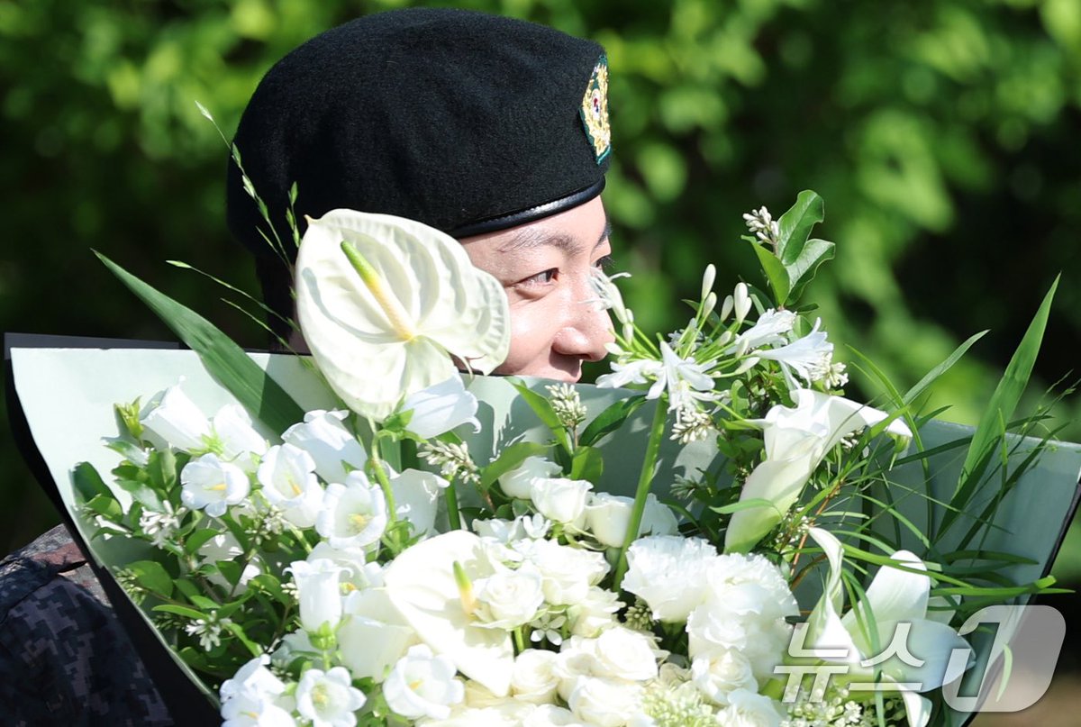 20250611 / 정국이 전역 사진 &amp; 영상 (1)
#BTS #방탄소년단 #정국 #JUNGKOOK