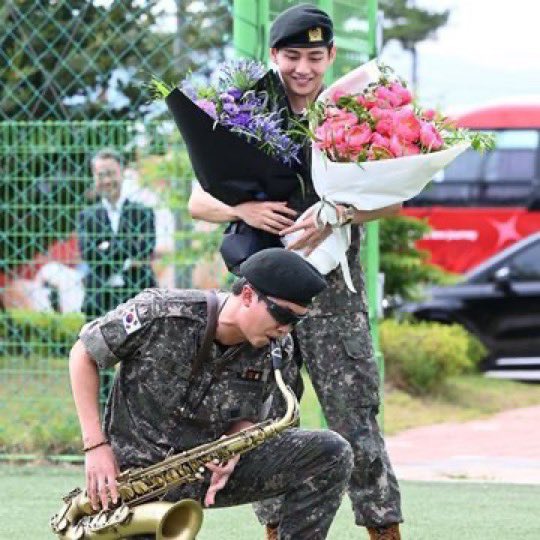 tetebbi's tweet image. IM WHEEZING AT THE DIFFERENCE